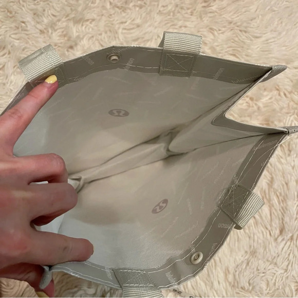 Lululemon holiday tote shoulder bag White 9” x 12” clasp closure - Picture 6 of 7